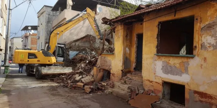 Osmangazi’de 2 metruk bina yıkıldı