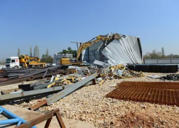 Bursa’da kaçak iş yeri 3’üncü kez yıkıldı
