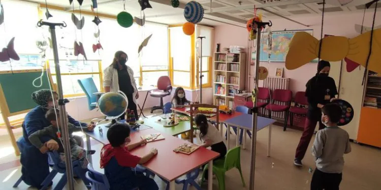 Tedavi gören çocuklar hastane sınıfında derste