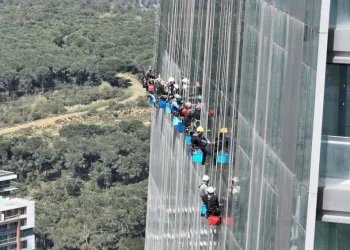 Yüzlerce metre yükseklikte zorlu mesai