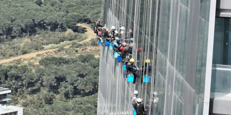 Yüzlerce metre yükseklikte zorlu mesai