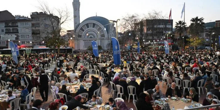 Bursa Demirtaş’ta bin kişiyle iftar