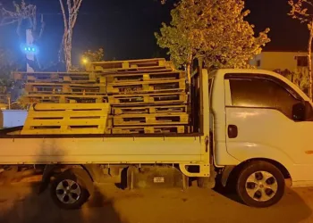 Bursa’da palet hırsızları bekçilere yakalandı
