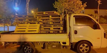 Bursa’da palet hırsızları bekçilere yakalandı