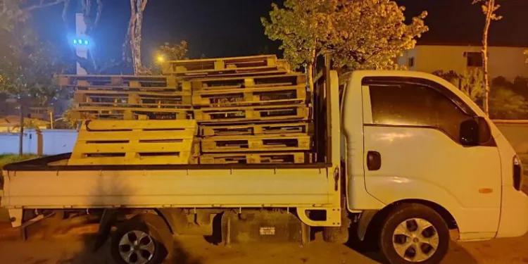 Bursa’da palet hırsızları bekçilere yakalandı