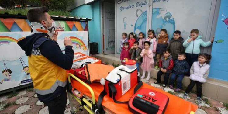 Minikler ambulans çeşitleri ve hizmetlerini öğrendi