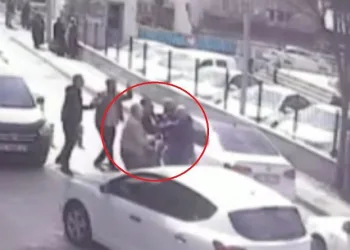 Bursa’da yol verme kavgası! Sürücüler birbirine girdi