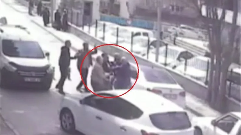 Bursa’da yol verme kavgası! Sürücüler birbirine girdi