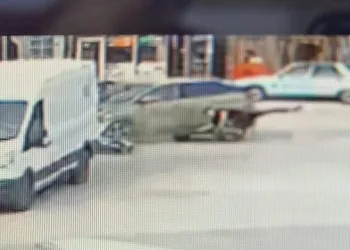Motosiklet ile cip kafa kafaya çarpıştı