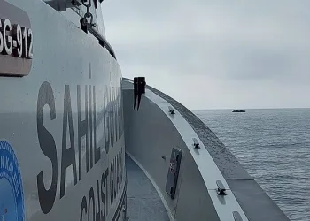 İzmir açıklarında 60 düzensiz göçmen kurtarıldı