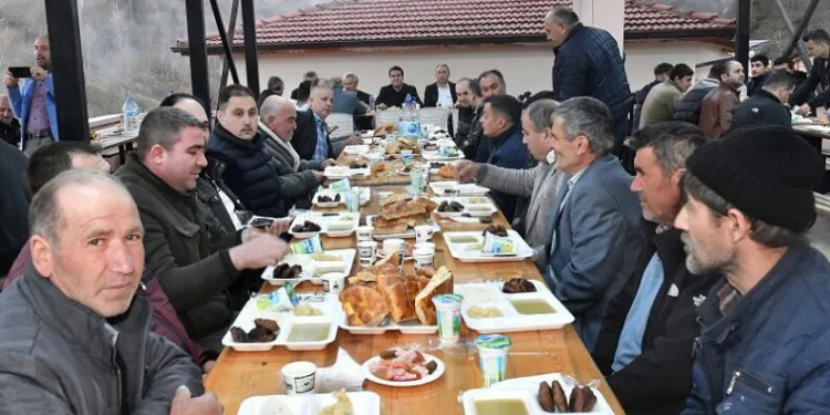 Başkan Dündar Uluçam sakinleriyle iftar açtı