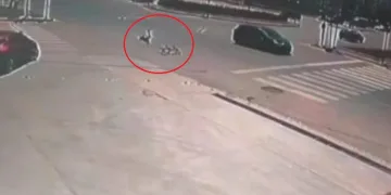 Ankara’da otomobilin çarptığı bisiklet sürücüsü metrelerce sürüklendi