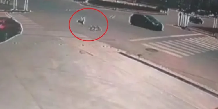 Ankara’da otomobilin çarptığı bisiklet sürücüsü metrelerce sürüklendi