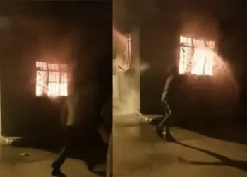 Bursa’da mahalleli yanan ev için seferber oldu