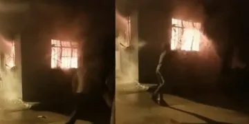 Bursa’da mahalleli yanan ev için seferber oldu