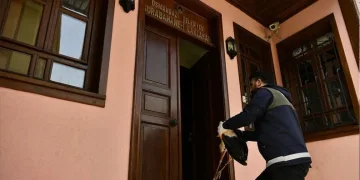 Yaralı leylek tedavi altına alındı