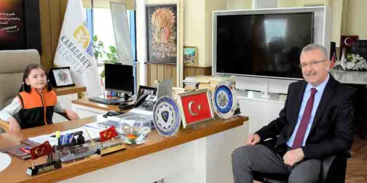 Başkan Özkan koltuğunu Cemre’ye devretti