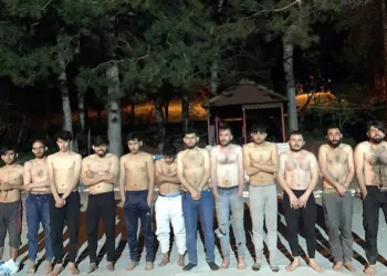 Kıyafetleri alınıp Türkiye sınırına bırakıldılar