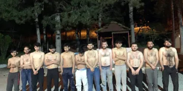 Kıyafetleri alınıp Türkiye sınırına bırakıldılar