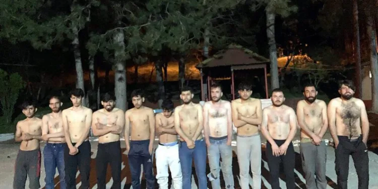 Kıyafetleri alınıp Türkiye sınırına bırakıldılar