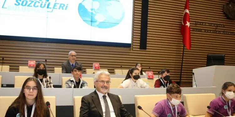Erdem, iklim sözcüsü çocuklarla bir araya geldi