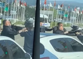 Bursa’da trafik ışıklarında yol verme kavgası