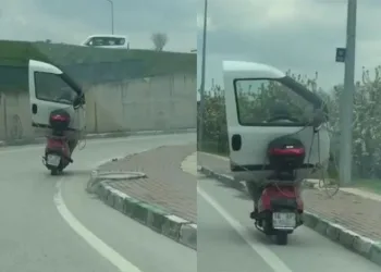 İlginç yolculuk! Motosikletle otomobil kapısı taşıdı