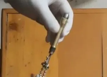 Boynunda kolye görünümlü silahla yakalandı