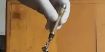 Boynunda kolye görünümlü silahla yakalandı