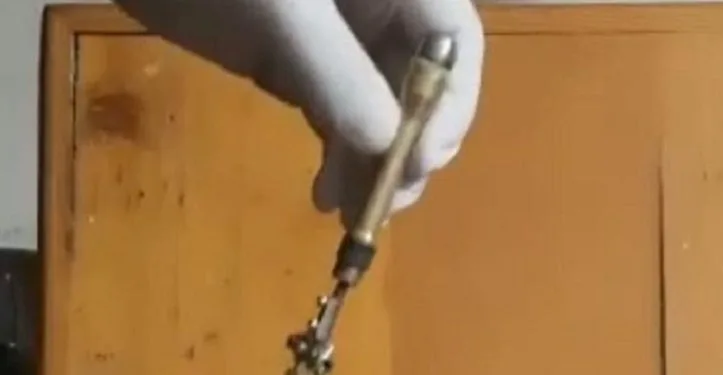 Boynunda kolye görünümlü silahla yakalandı