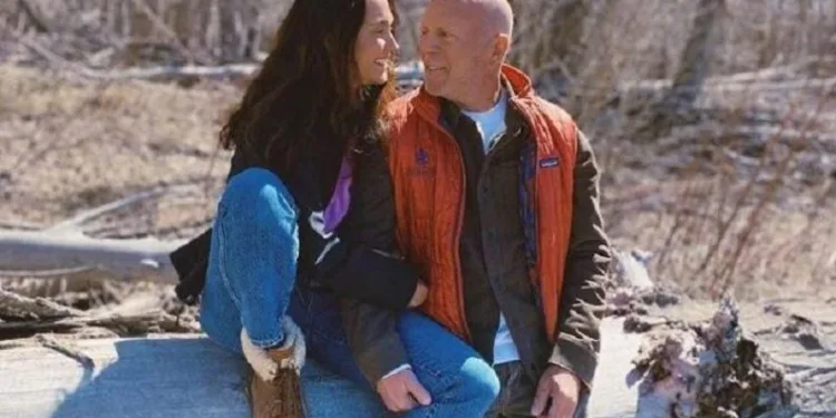 Bruce Willis eşi ile orman terapisinde