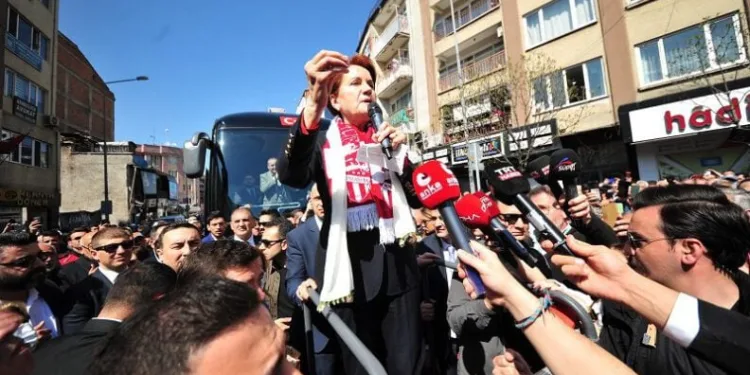 İYİ Parti lideri Akşener Bursa’da esnafı ziyaret etti