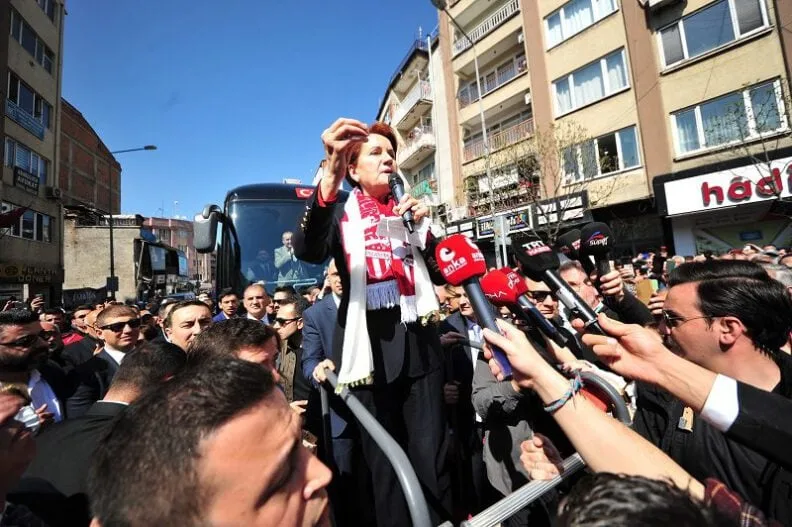İYİ Parti lideri Akşener Bursa’da esnafı ziyaret etti