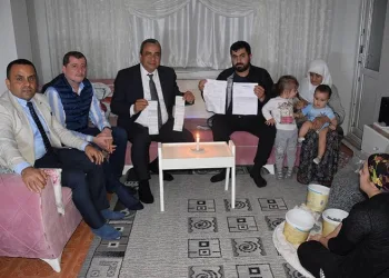 CHP Bursa’dan elektriği kesik aileye ziyaret