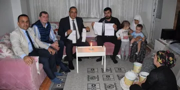 CHP Bursa’dan elektriği kesik aileye ziyaret