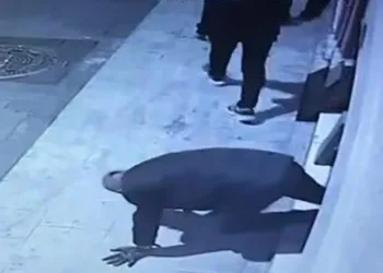 Sürünerek girdikleri dükkandan koşarak kaçtılar