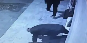 Sürünerek girdikleri dükkandan koşarak kaçtılar