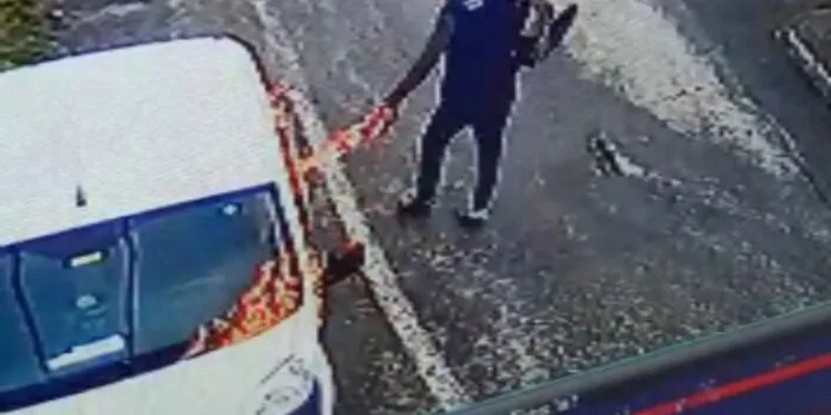Annesini benzin döküp yakmak istedi