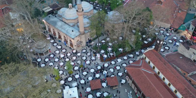 Büyükşehir’den İnegöl’de sokak iftarı