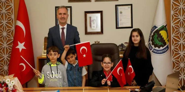 İnegöl Belediyesi’nde makamlar çocukların oldu