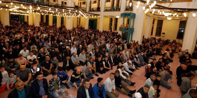 İnegöllüler Kadir Gecesi’nde camilere akın etti