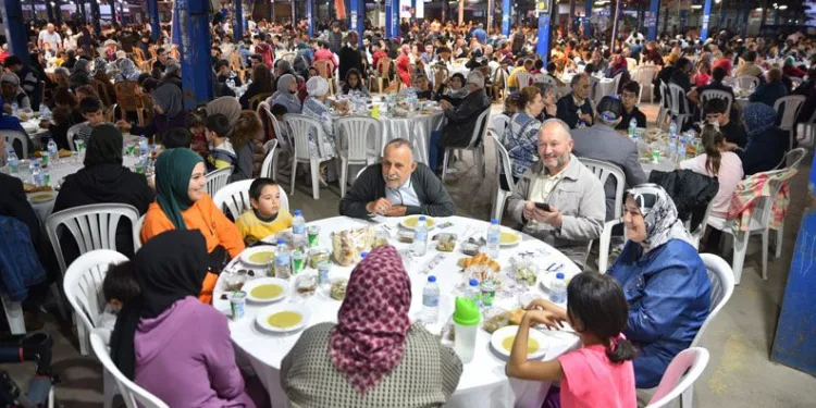 Karacabey’de vatandaşlar iftar sofrasında buluştu
