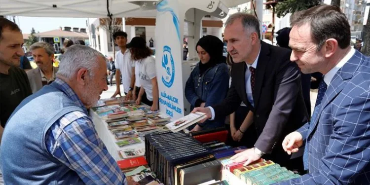 İnegöl’de 2 bin kitap dağıtıldı