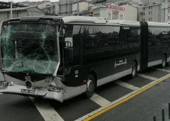 Metrobüslerin çarpıştığı anlar kamerada