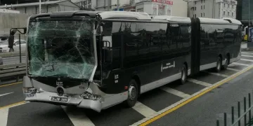 Metrobüslerin çarpıştığı anlar kamerada
