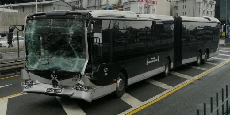 Metrobüslerin çarpıştığı anlar kamerada