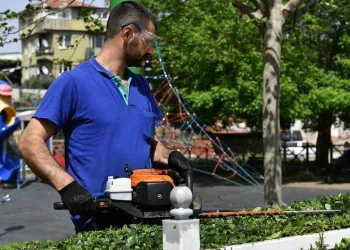 Bursa Osmangazi’de parklara bahar bakımı
