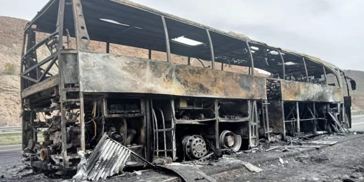 40 yolcu ölümden döndü! Otobüs küle döndü
