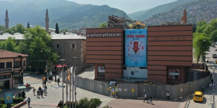 Boyner binasının yıkımına başlandı