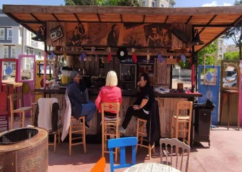 Bursa’da bu kafe yüzde 80 geri dönüştürülerek yapıldı